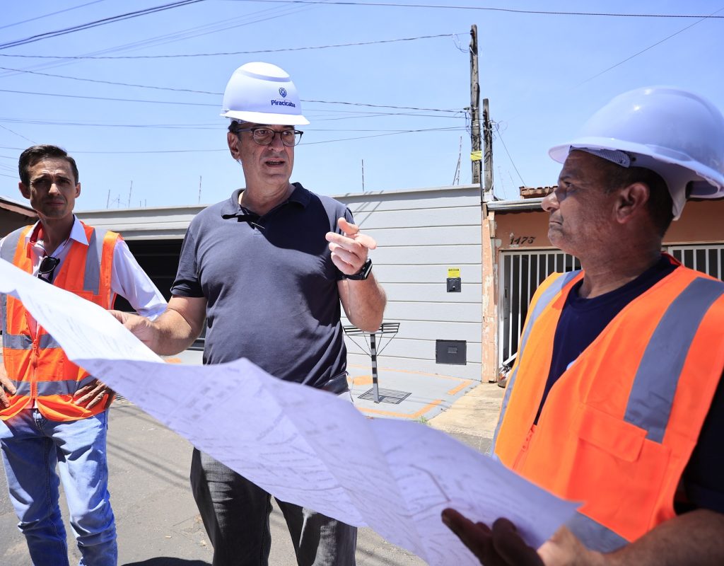 Prefeito Luciano Almeida, ao centro, conversando com os representantes da empresa que executa os serviços