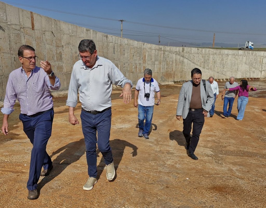 Prefeito Luciano Almeida ao lado do prefeito de Cordeirópolis durante visita à barragem do município