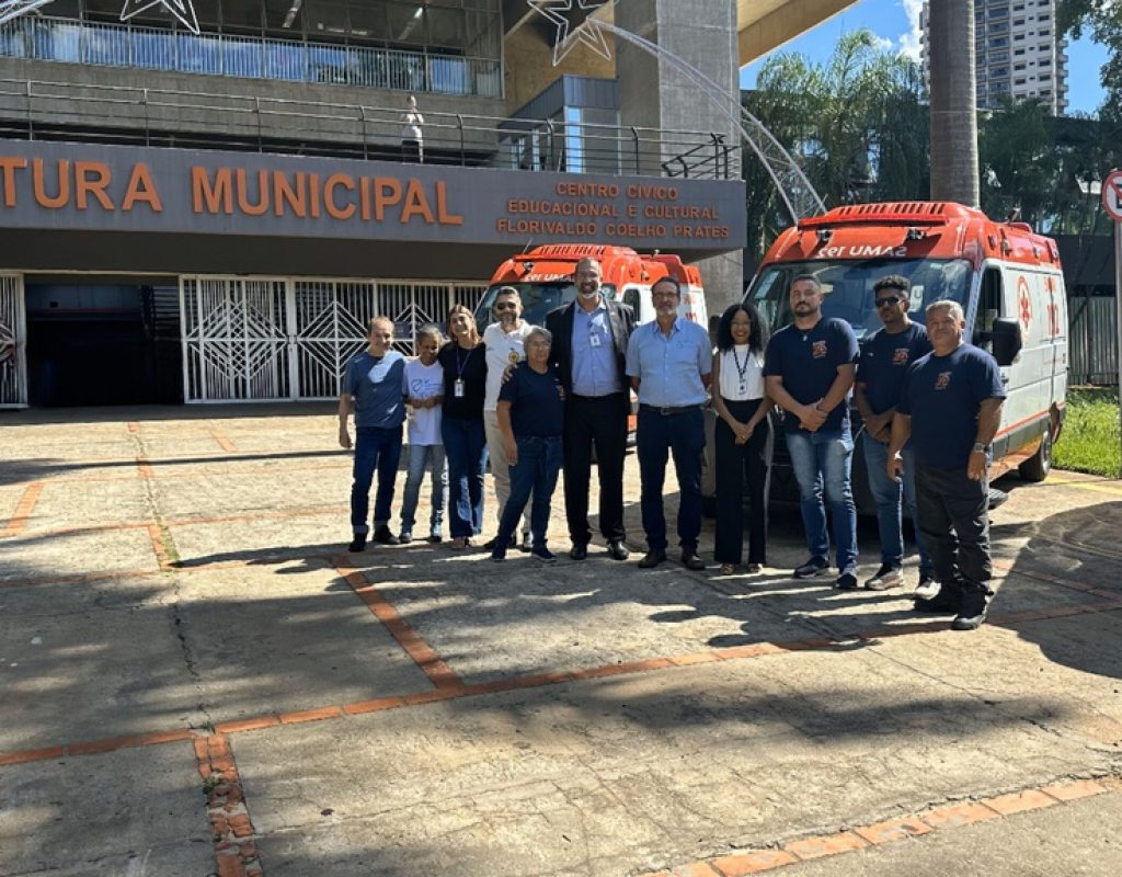 Prefeito Luciano Almeida, servidores da SMS e representantes do Samu com as ambulâncias_ renovação da frota e cuidado com vidas