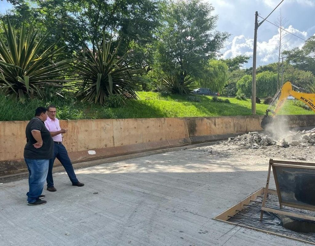 Prefeito e engenheiro Evandro Sotto, da Semuttran, visitaram obra na tarde de hoje