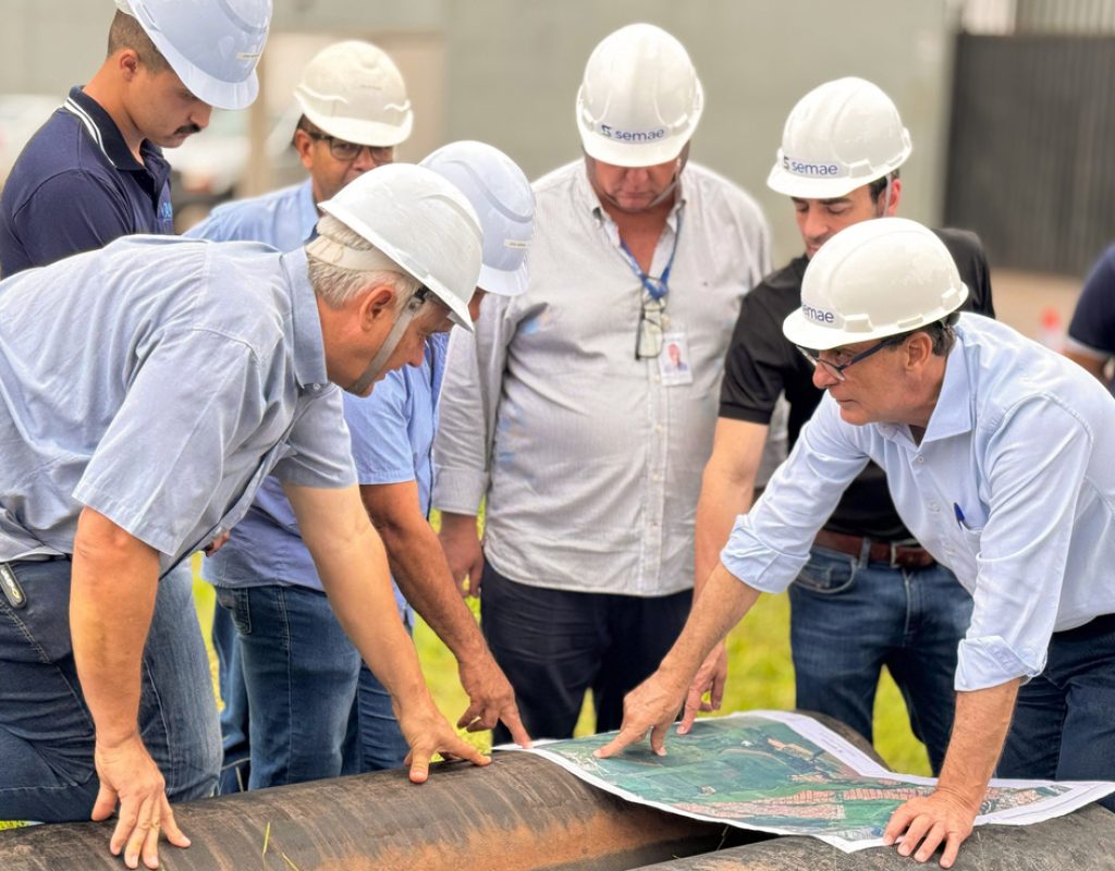 Prefeito e presidente do Semae visitam obra da adutora Capim Fino -Industrial