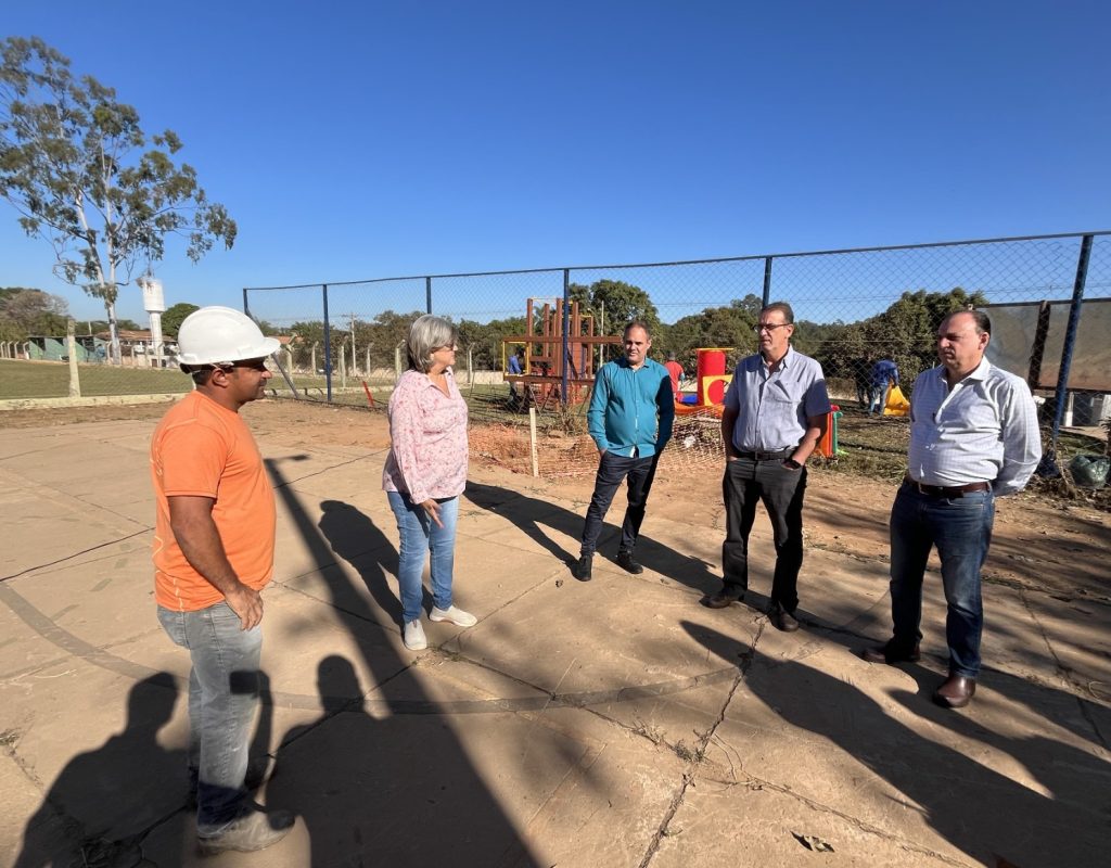 Prefeito e secretários avaliam obras na quadra poliesportiva de Artemis