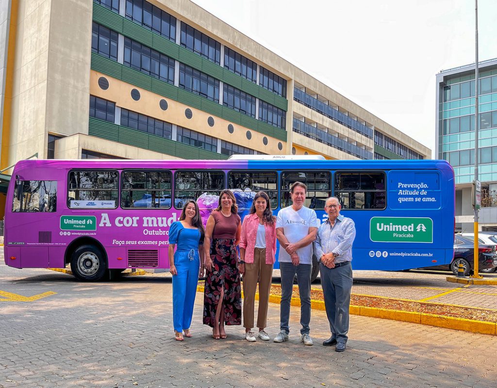 Prefeitura apoia movimentos Outubro Rosa e Novembro Azul com ônibus alusivo (1)