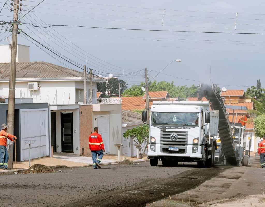 Prefeitura iniciou hoje obras de recapeamento asfáltico na rua Dinorá de Carvalho, no Jardim Brasília