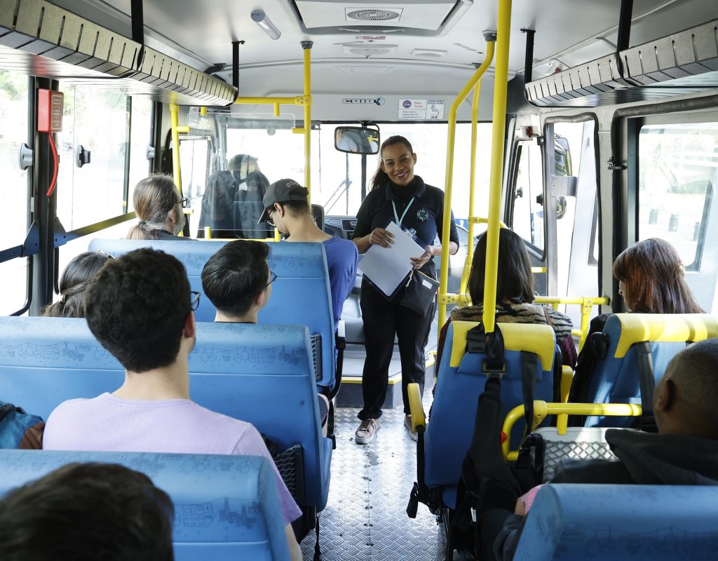 Prefeitura oferece ônibus gratuito para deslocamento e participantes são acompanhados de guia de turismo profissional