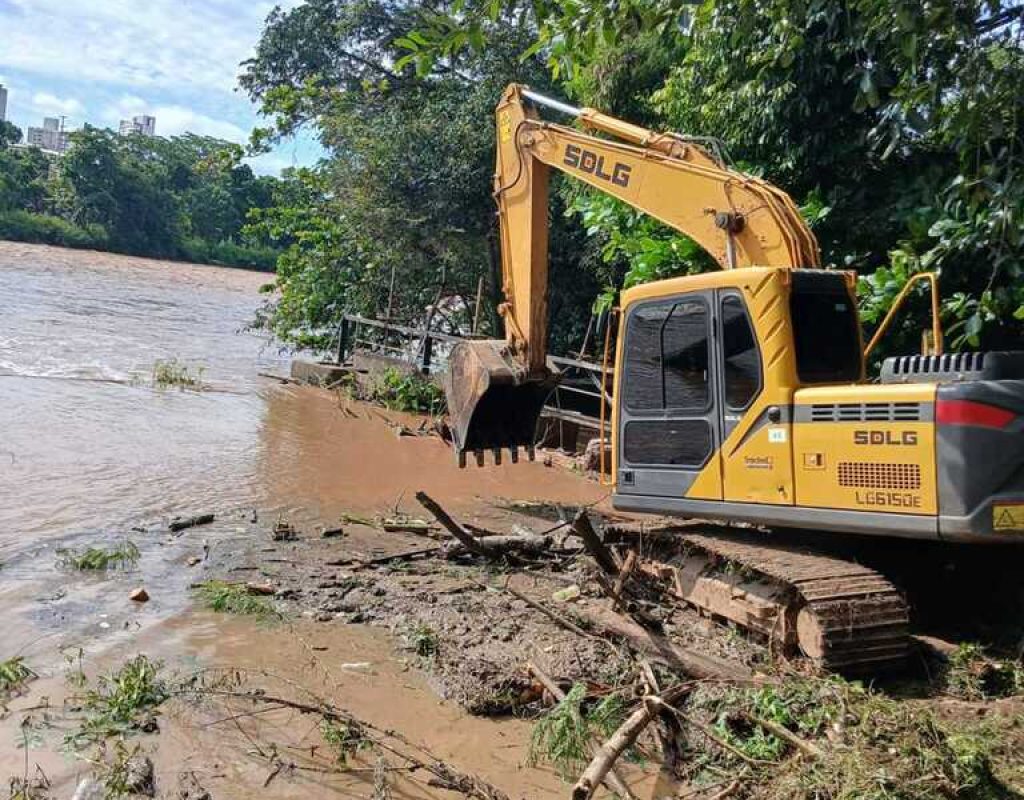 Prefeitura realizou a limpeza das comportas que levam água ao Canal do Mirante. (Foto: Divulgação)