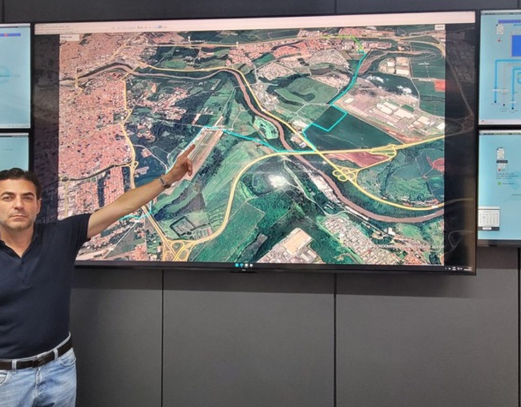 Presidente do Semae, Ronald Pereira, mostra o percurso que a nova adutora vai realizar durante obra