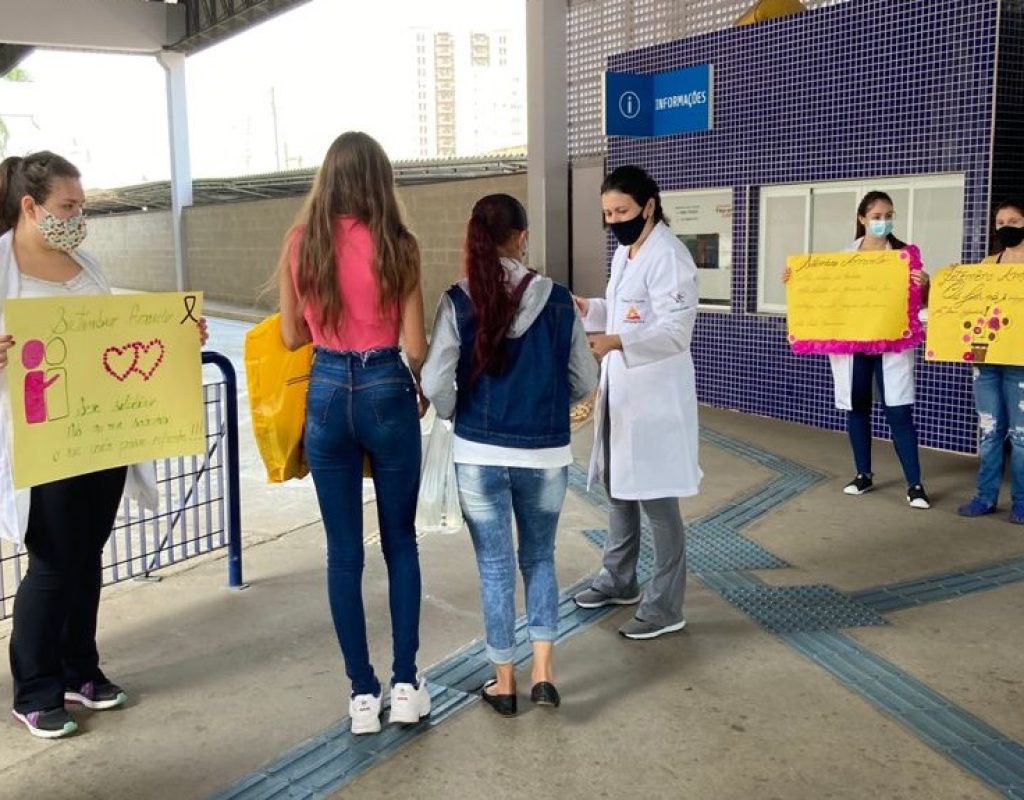 Profissionais da Saúde intensificam as ações referente ao tema distribuindo materiais, dando orientação e ofertando uma escuta qualificada