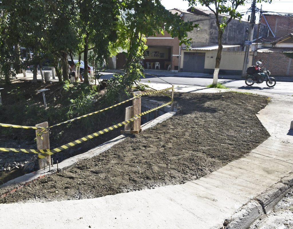 Próxima etapa inclui a construção de calçada, a construção do fundo do córrego e instalação de guarda-corpo para segurança.