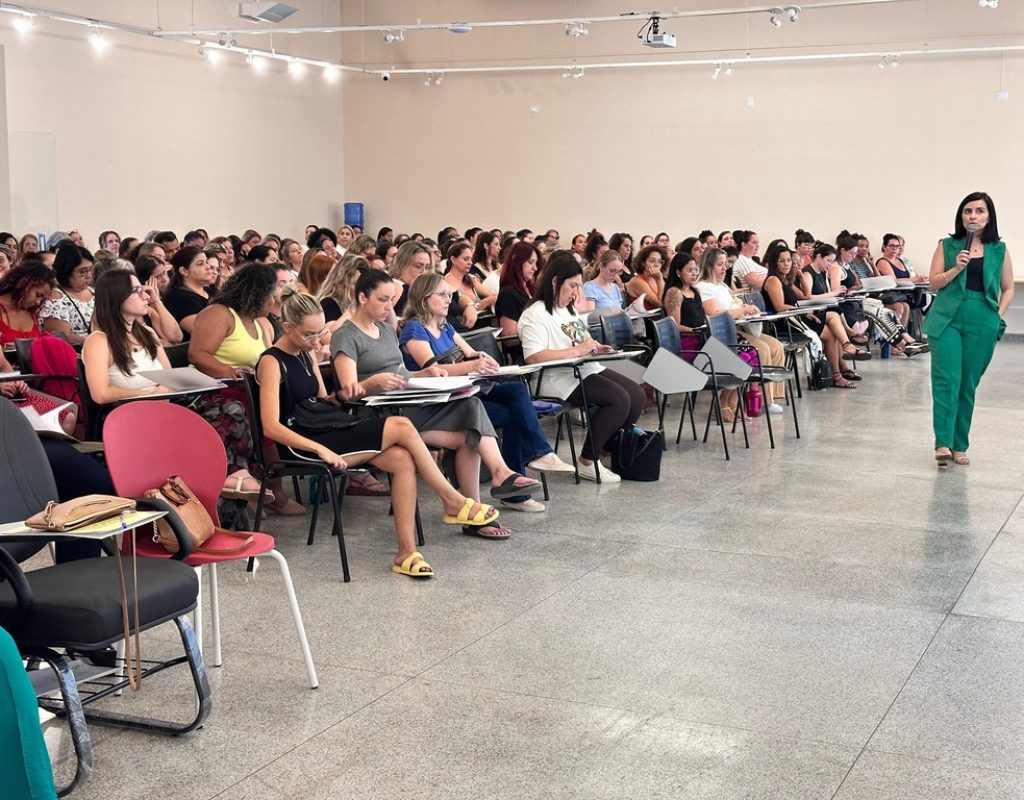 Psicopedagoga Denise Mayara do Prado Santos Oliveira, foi a palestrante na abertura oficial do evento