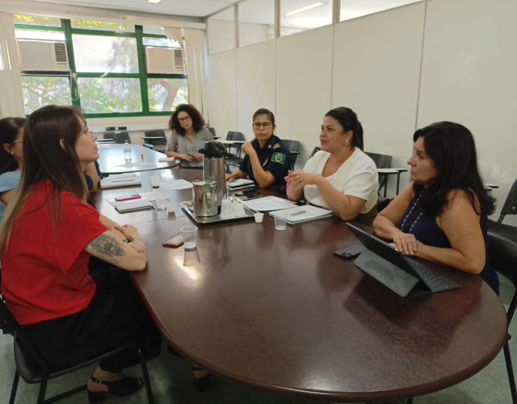 Representantes da Smads, Cram, DDM e Patrulha Maria da Penha durante reunião