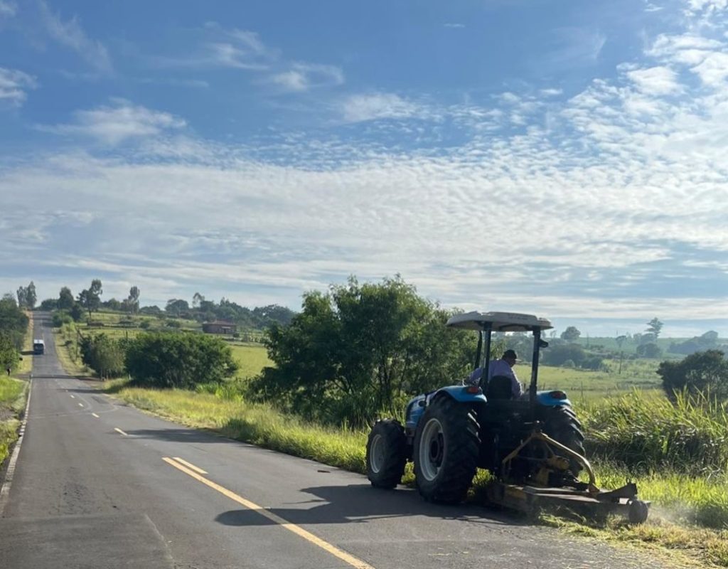 Roçagem no acostamento da estrada que liga Piracicaba a Anhumas