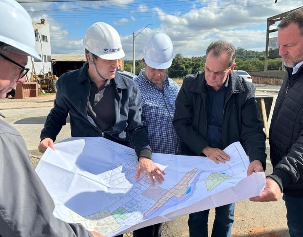 Ronald Pereira e Luciano Celêncio mostram ao prefeito mapa de onde serão instalados os demais registros de rede em Piracicaba