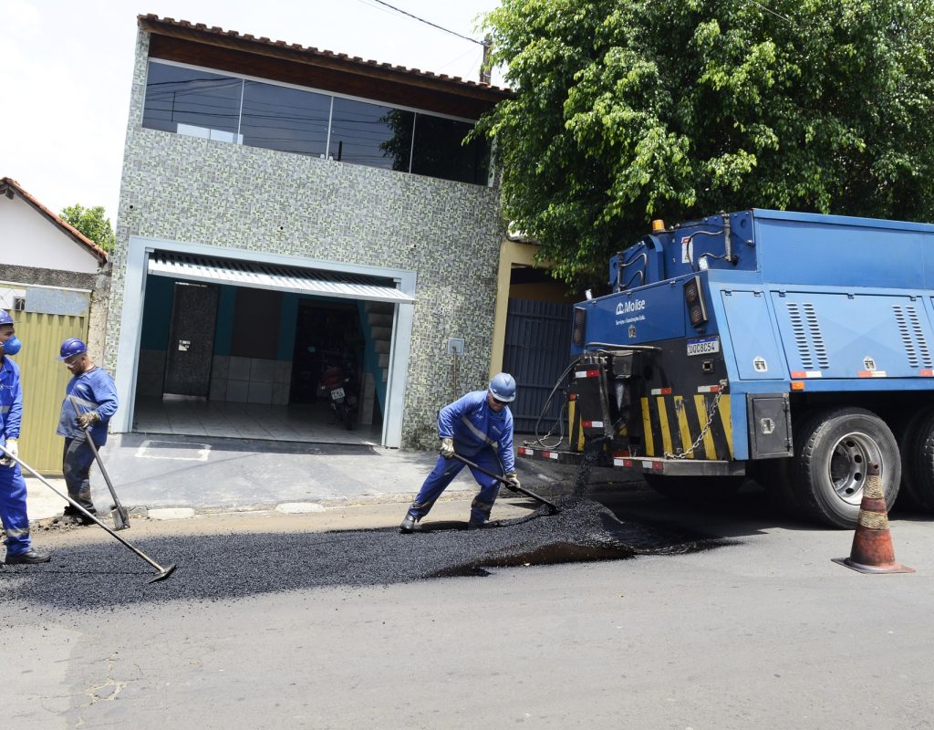 Rua Alberto Meme, no bairro São Jorge, recebeu serviço de tapa buraco na última semana - Foto Justino Lucente