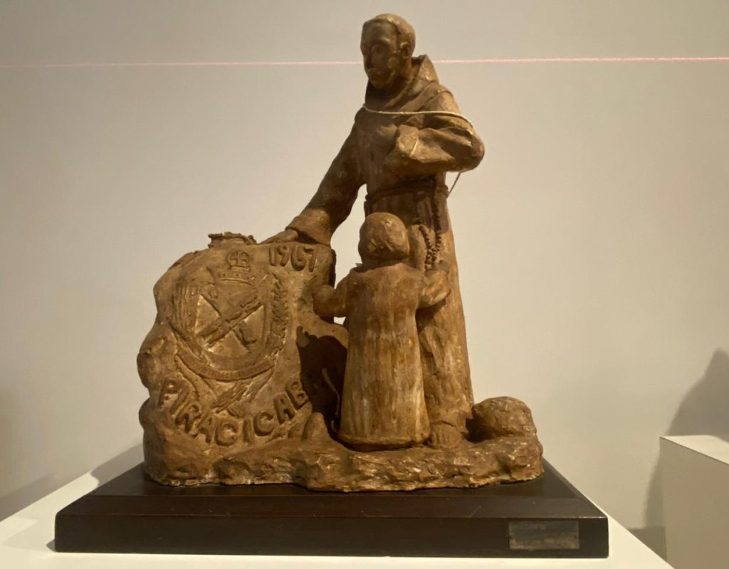 Santo Antonio, escultura do acerco da Nova Pinacoteca, compoe a mostra