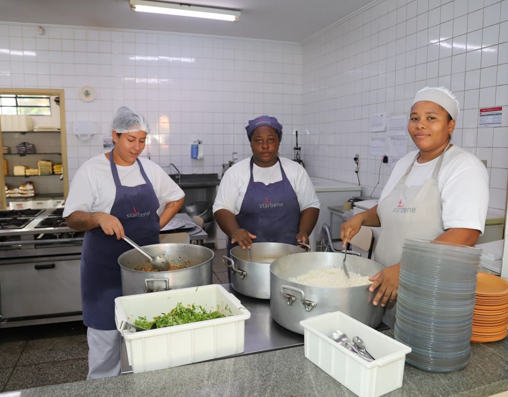 São previstas 10 vagas para o cargo de merendeiro, e haverá cadastro de reserva para suprir a demanda das escolas