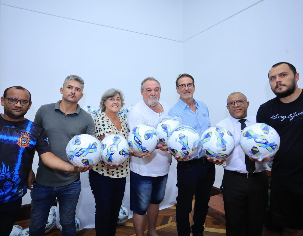 Secretária Branca, prefeito Luciano Almeida com representantes das ligas de futebol amador