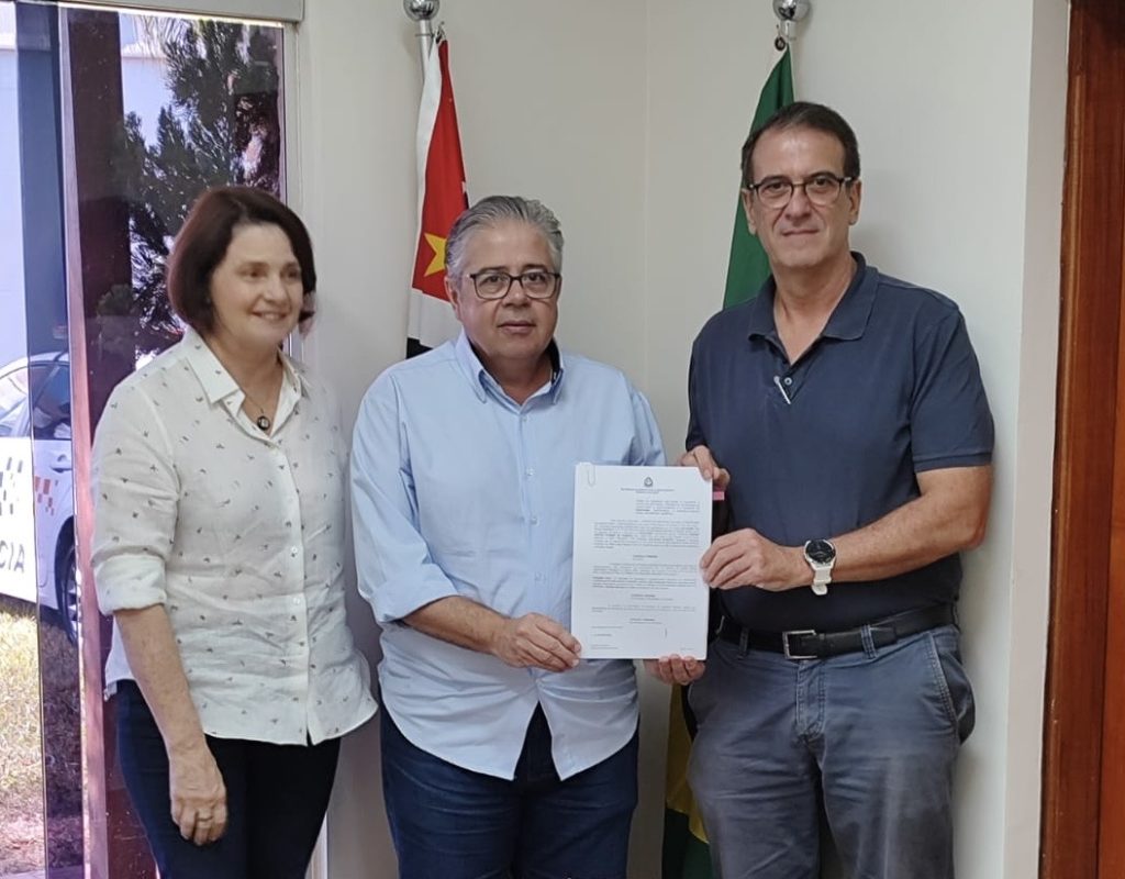 Secretária da Sema, Nancy Thame, secretário executivo da secretária estadual de agricultura, Edson Fernandes e prefeito Luciano Almeida