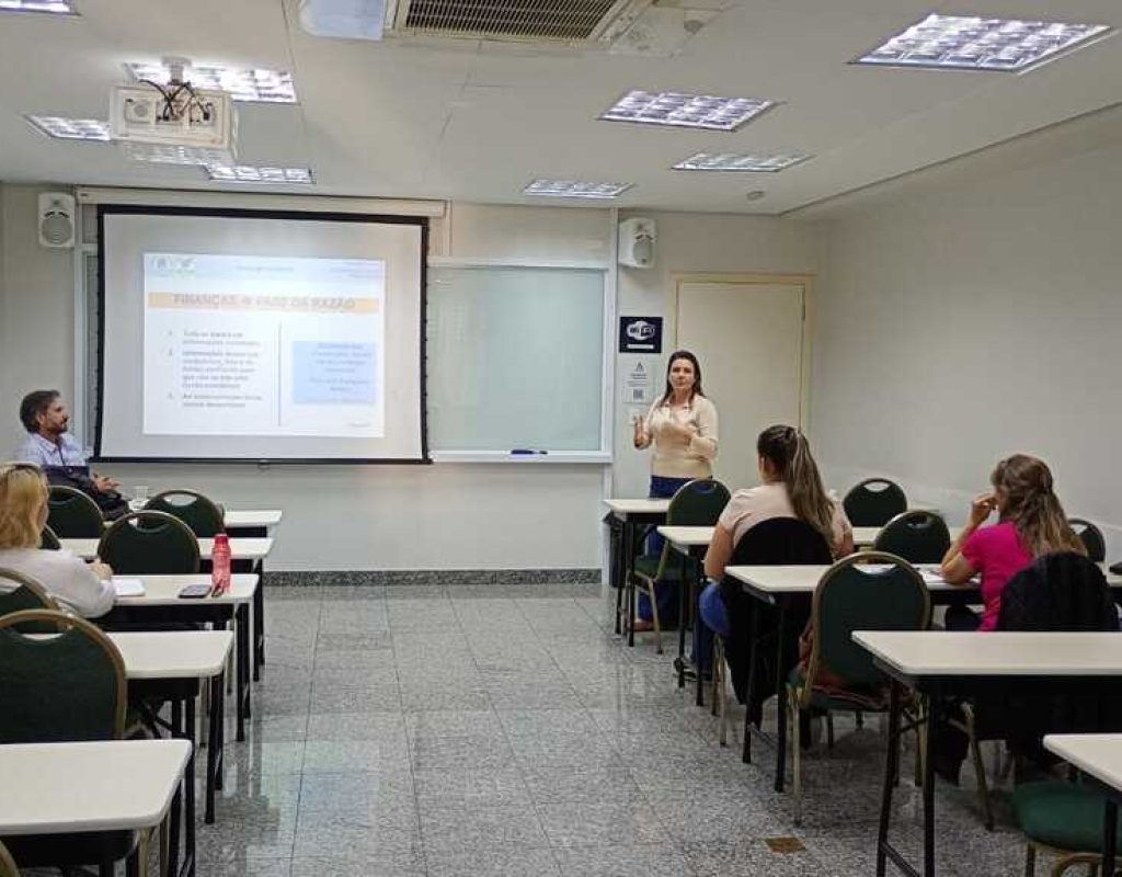 Secretária municipal de Turismo, Clarissa Quiararia, esteve na aula na Acipi nesta quarta-feira