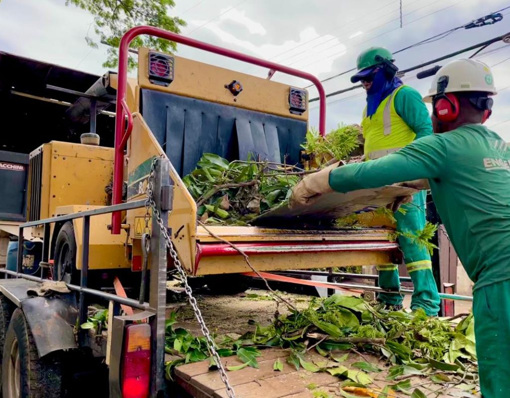 Sema-forneceu-o-triturador-de-galhos-adquirido-pela-pasta-para-auxiliar-no-recolhimento-dos-residuos-de-poda-de-arvores