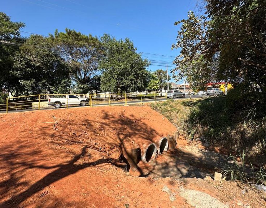 Serviço foi necessário após erosão comprometer a travessia do córrego que passa sob a rua Clara Nunes