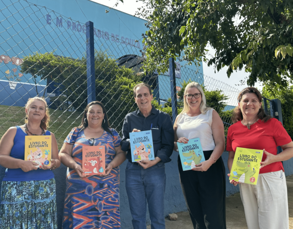 Soraia Pettan, Sandra de Souza, prefeito Helinho Zantta, secretária Juliana Vicentin e Viviane Cavalvante mostram as apostilas. Foto: Divulgação