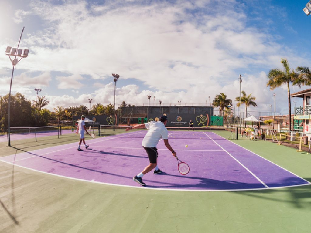 Foto: Tênis é um dos esportes que pode ser praticado pelas pessoas hospedadas, com direito a uma quadra exclusiva