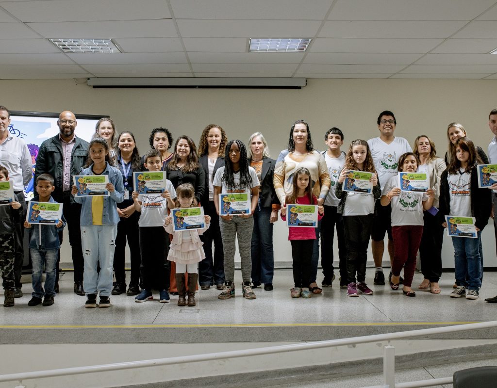 Todos os premiados com as autoridades presentes