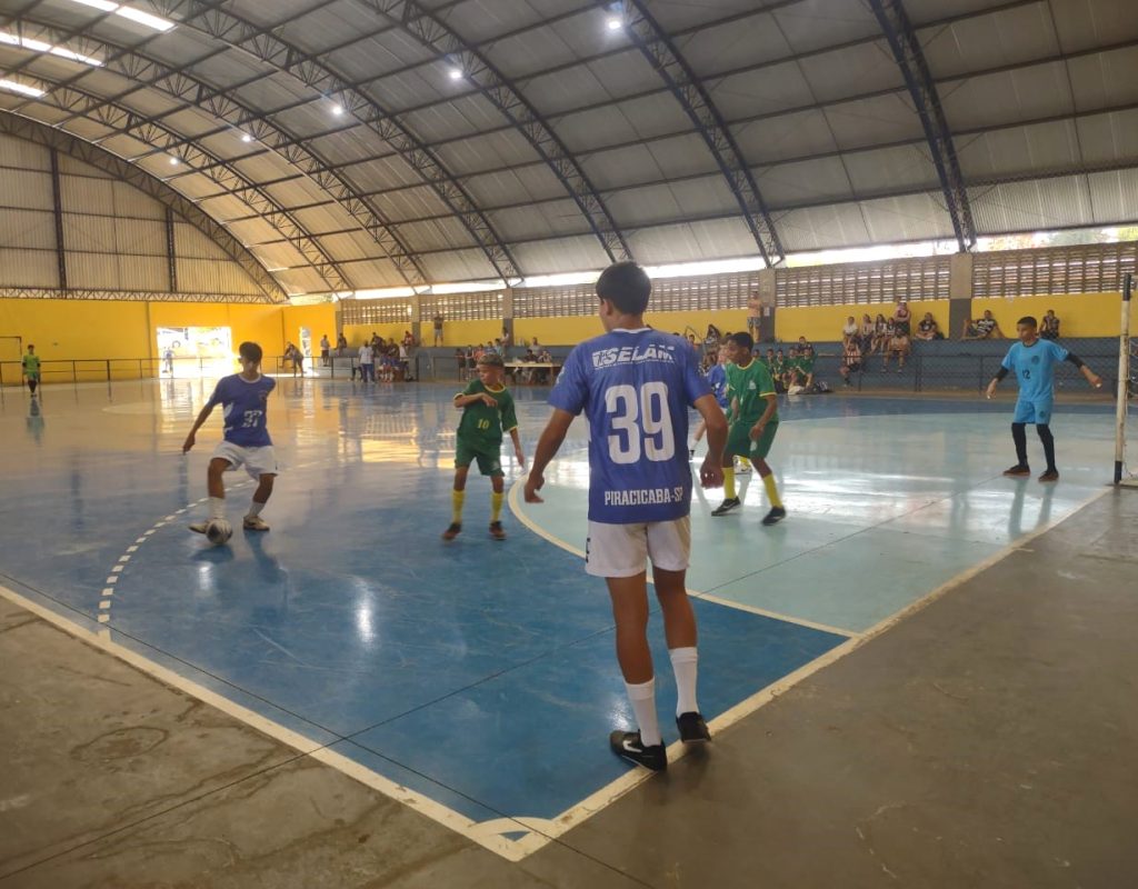 Turmas de futsal sub-14 da Selam em ação no Metropira 2024