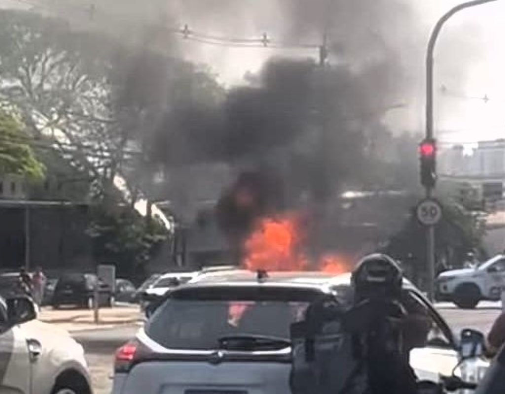 Um carro pegou fogo próximo a empresa PIRASA na Av. Cássio Pascoal Padovani em Piracicaba