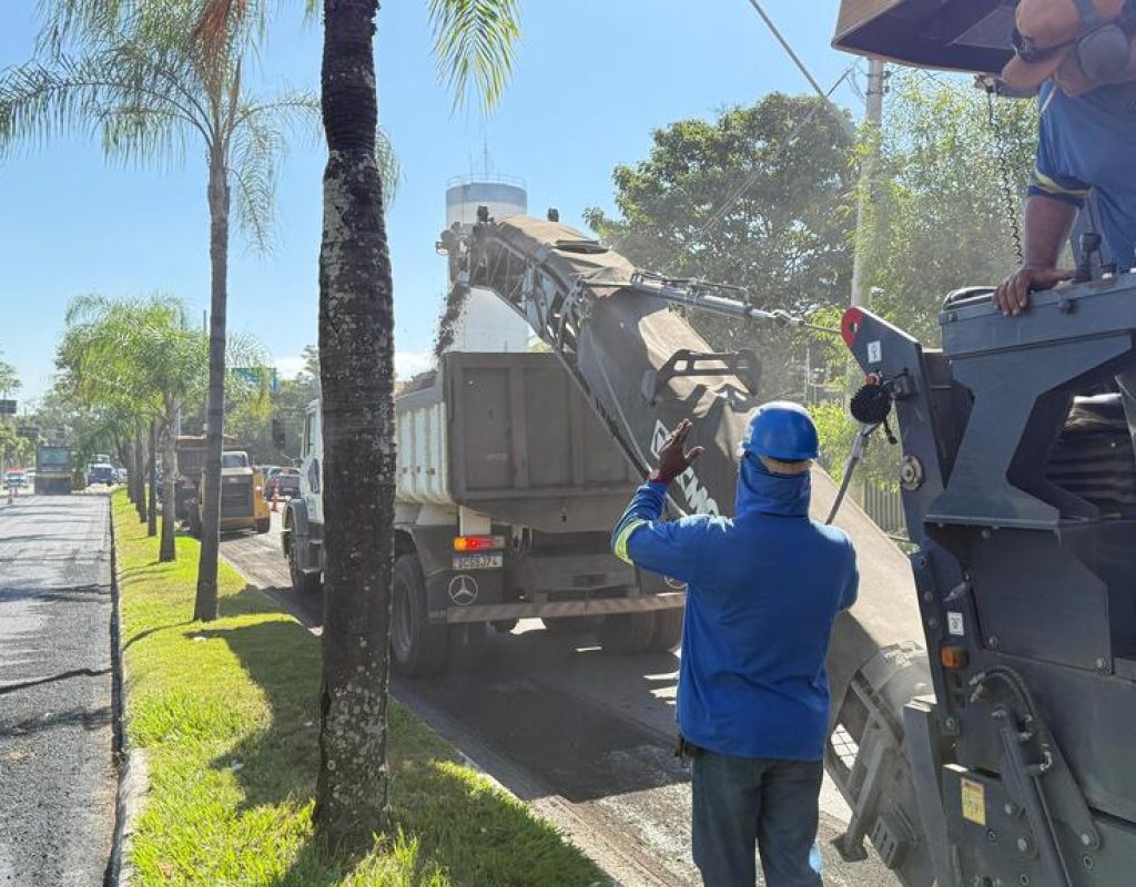 Uma das mais importantes vias de Piracicaba, a avenida Independência passa por fresagem e aplicação de massa asfáltica.