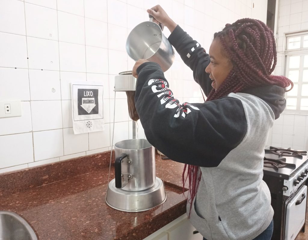 Valdenia da Silva, bolsista da Frente de Trabalho preparando o café