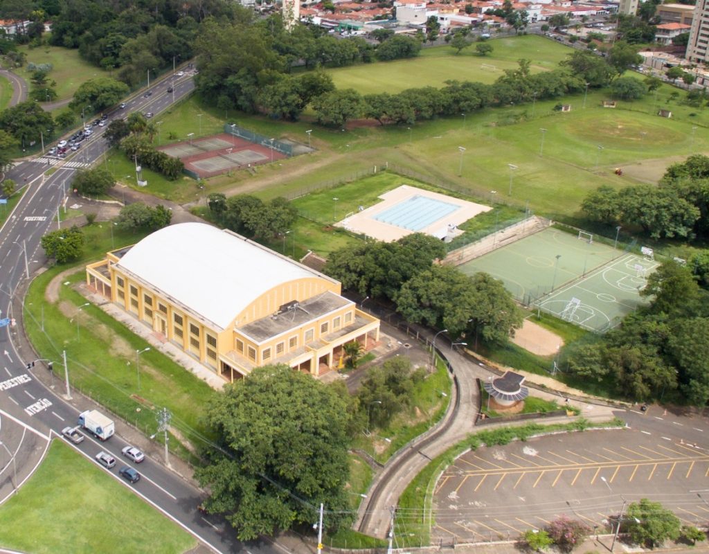 Visão aérea do ginásio de esportes, piscina e quadras da USP