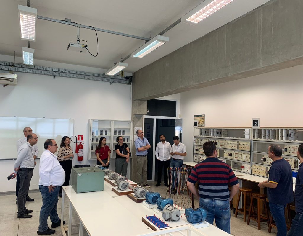 Visita de representantes do IPT a um dos laboratórios da Fumep