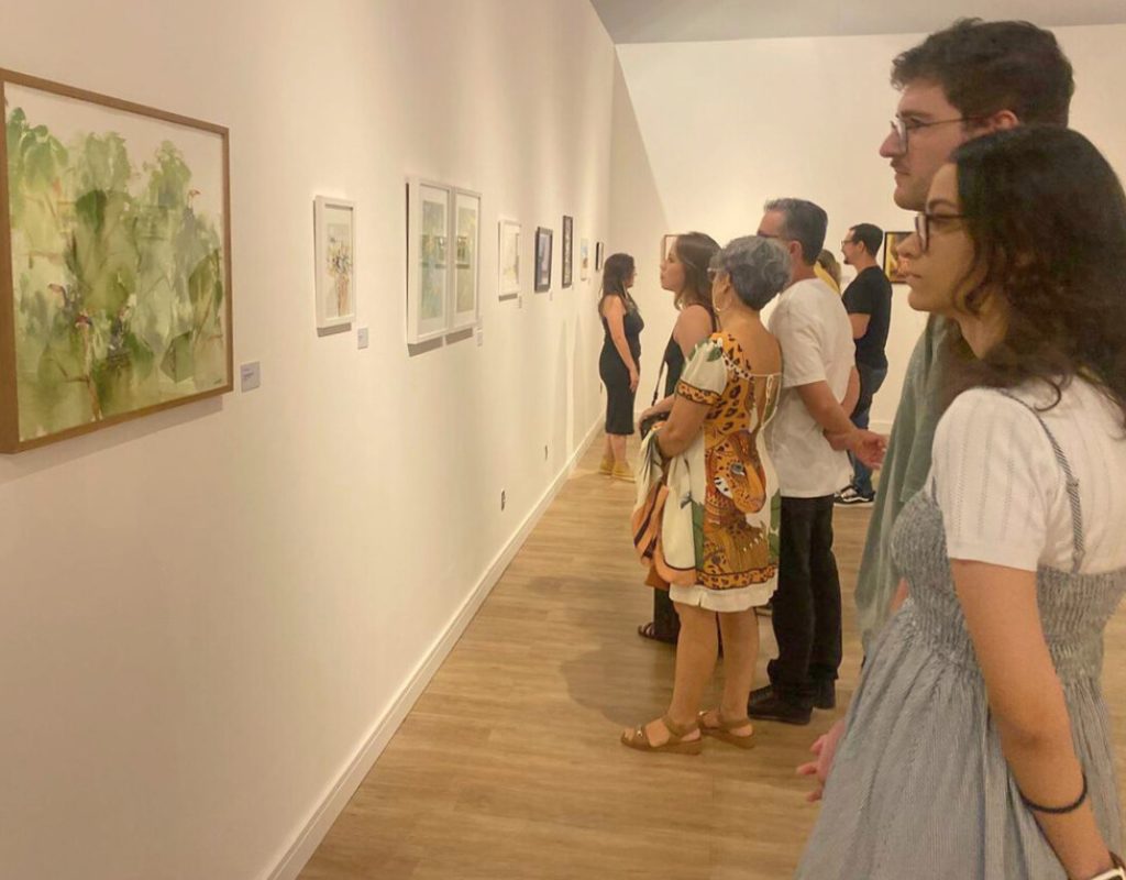 Foto: Visitantes no Salão de Aquarelas de Piracicaba 2025. Na Pinacoteca Municipal Miguel Dutra