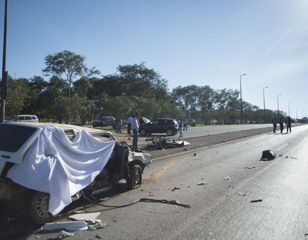 BRASÍLIA, DF, BRASIL,  26-06-2014, 08h30: Acidente envolvendo dois carros no Eixão Sul, em Brasília, deixou 4 feridos e uma vítima fatal.  (Foto: Marcelo Camargo/Agência Brasil)