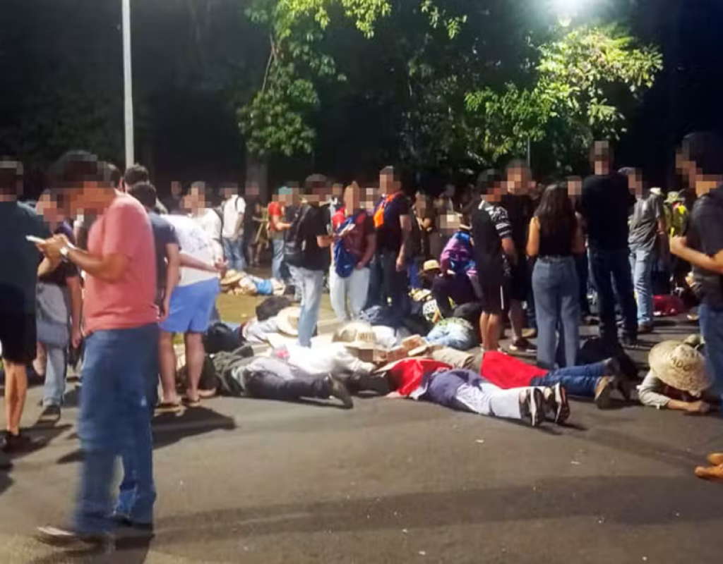 alunos-deitados-de-brucos-com-na-usp-de-piracicaba-associacao-denuncia-trote