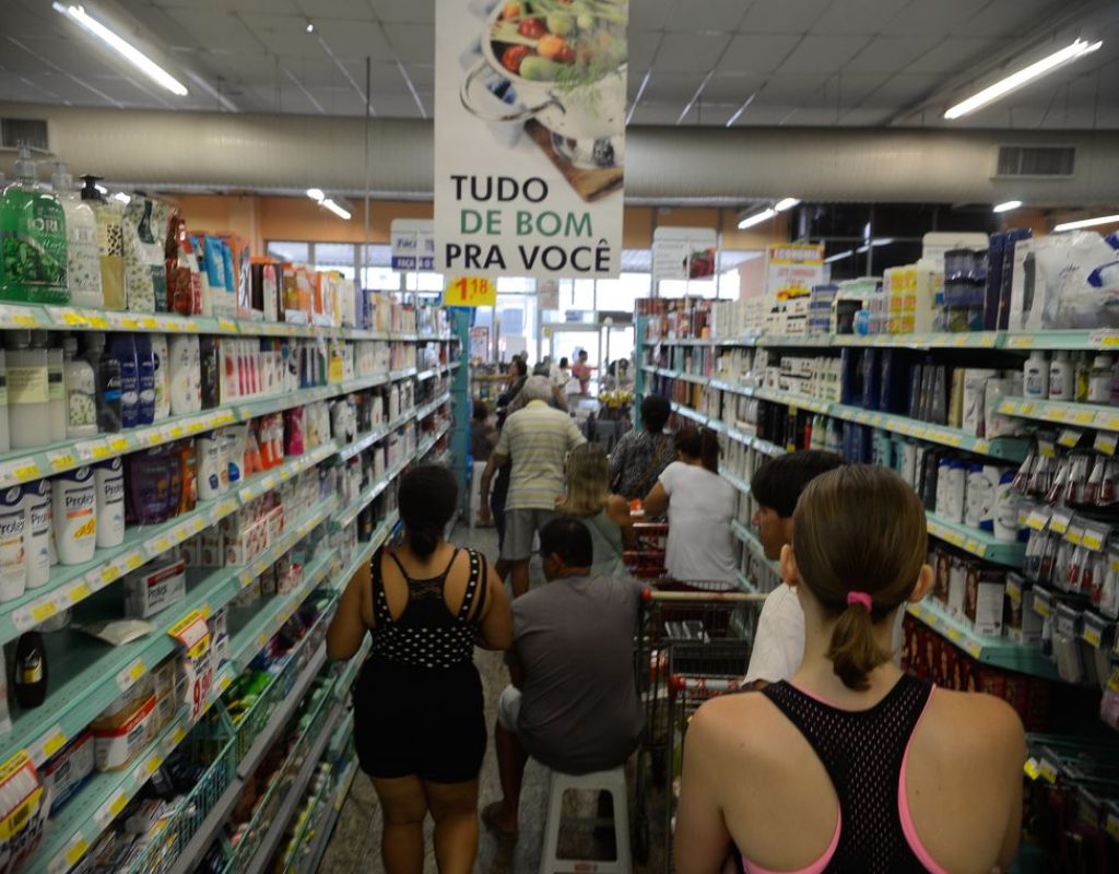 Vitória (ES) - Supermercados lotados e com filas nos caixas e na entrada funcionam em horário reduzido. (Tânia Rêgo/Agência Brasil)