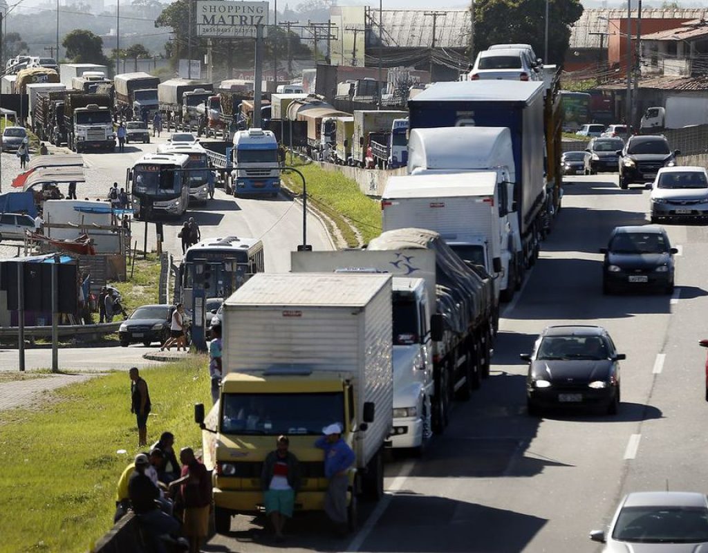 Caminhoneiros fazem paralização na BR 101, Niterói-Manilha, na altura de Itaboraí, no Rio de Janeiro.