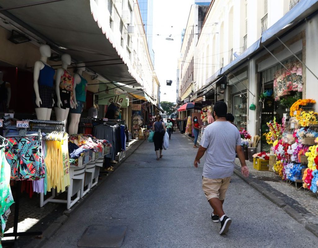 Comércio na SAARA (Sociedade de Amigos das Adjacências da Rua da Alfândega), centro da cidade.  Comércio não essencial está autorizado a reabrir a partir de hoje (9) na cidade do Rio de Janeiro depois de duas semanas fechados devido à pandemia de Covid-19.