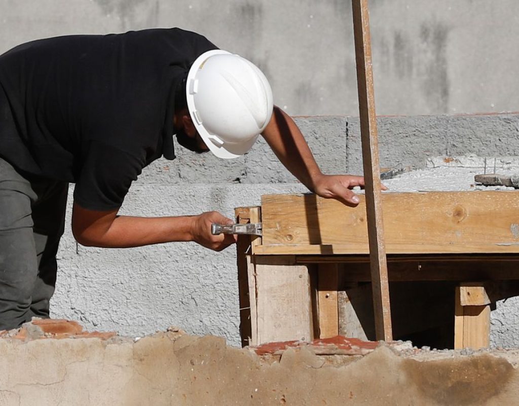 Rio de Janeiro - Trabalhadores da construção civil, operários reformam telhado de imóvel em obras no Centro do Rio. (Fernando Frazão/Agência Brasil)