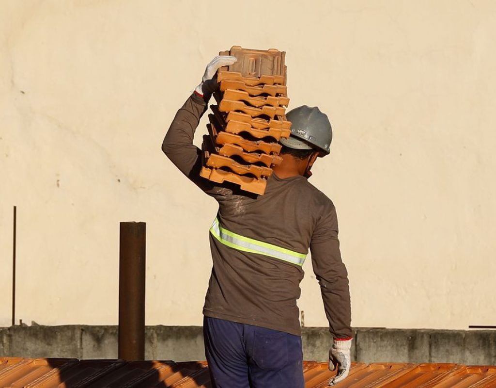 Rio de Janeiro - Trabalhadores da construção civil, operários reformam telhado de imóvel em obras no Centro do Rio. (Fernando Frazão/Agência Brasil)