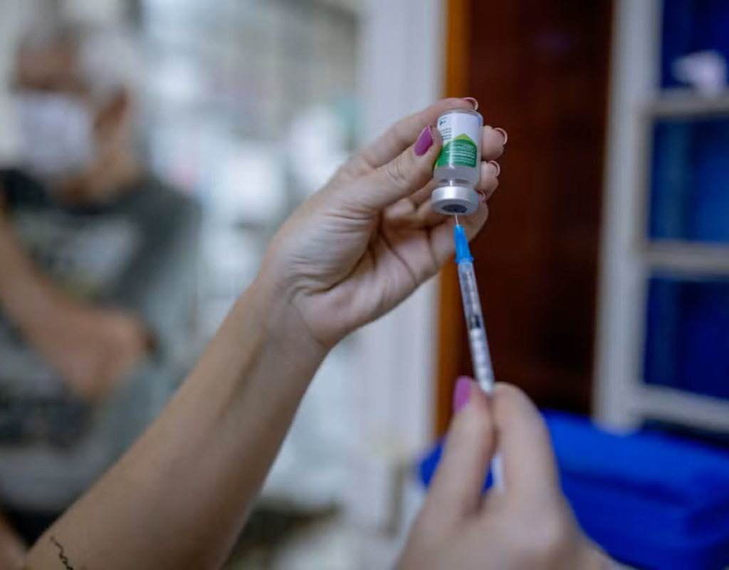 Preparação de vacina contra a gripe — Foto: Prefeitura de Piracicaba