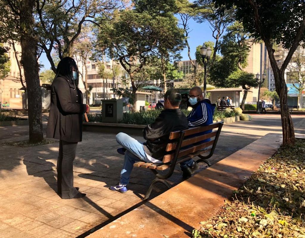 educadora social conversando com a populacao de rua aplicando o censo