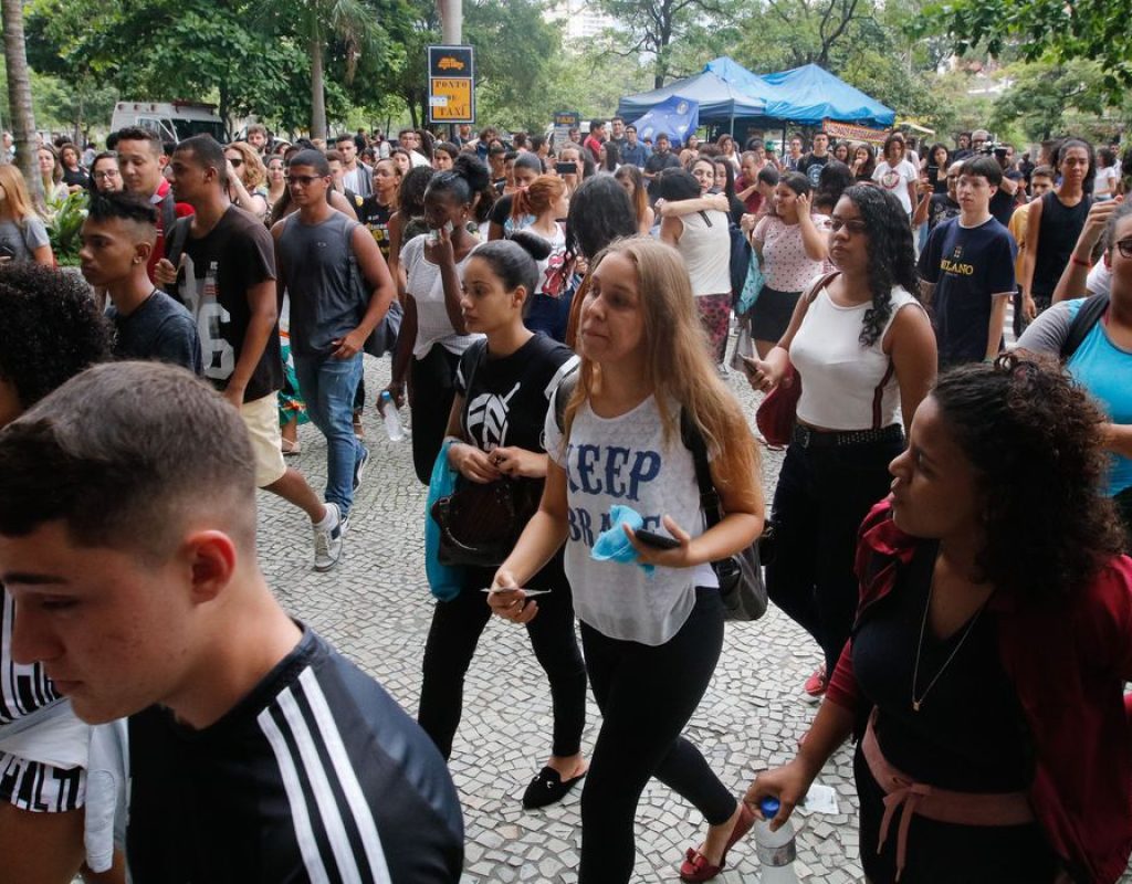 Estudantes fazem segundo dia de provas do ENEM, na UERJ