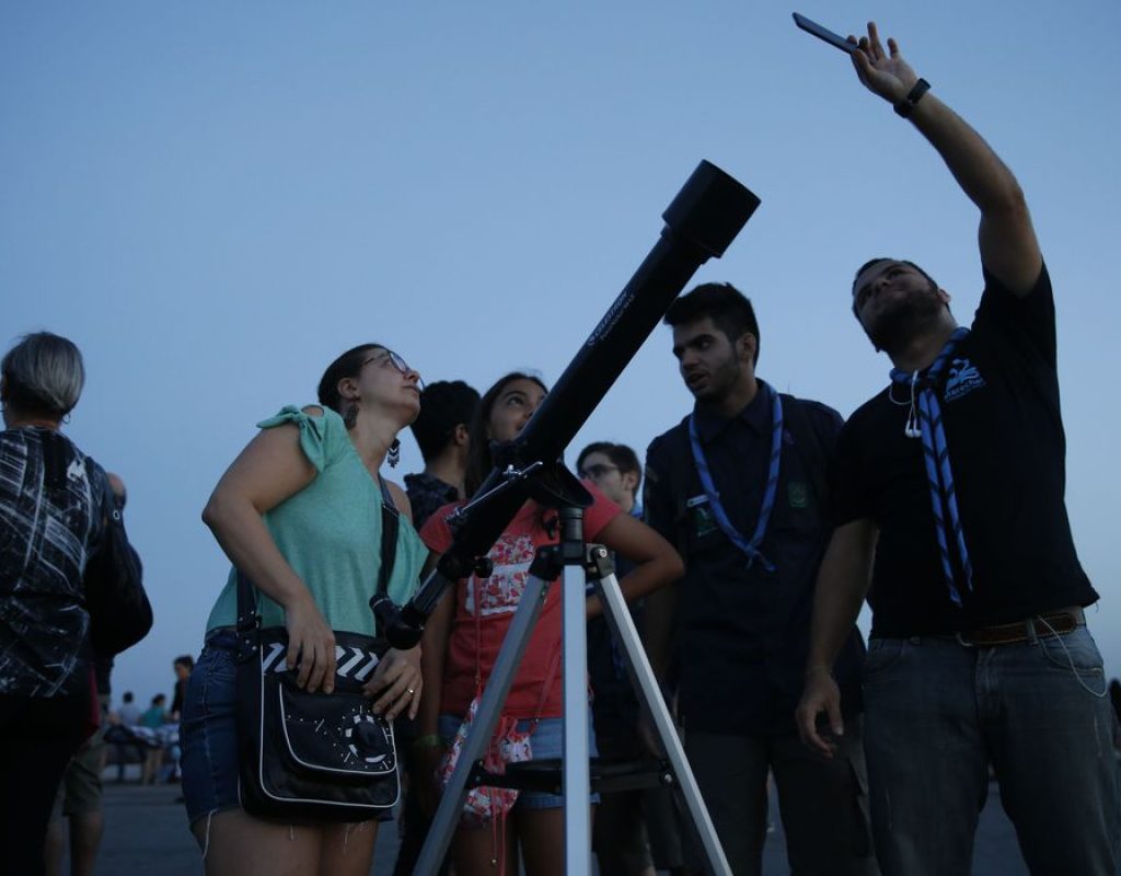 Grupos de visitantes e estudiosos se reunem no Forte de Copacabana para observar o eclipse total da lua, em que o astro ganha tons avermelhados, conhecido como Lua de Sangue.