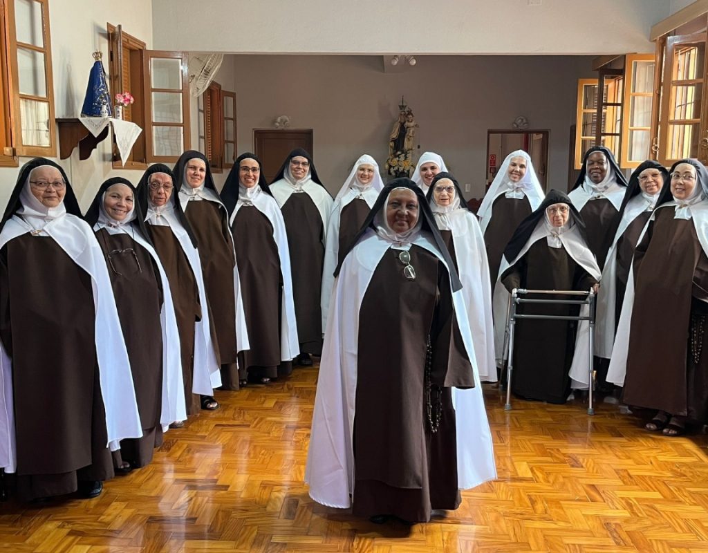 Madre Maria de Jesus Crucificado, superiora do Carmelo de Piracicaba, com as irmãs carmelitas (Foto: Araripe Castilho)