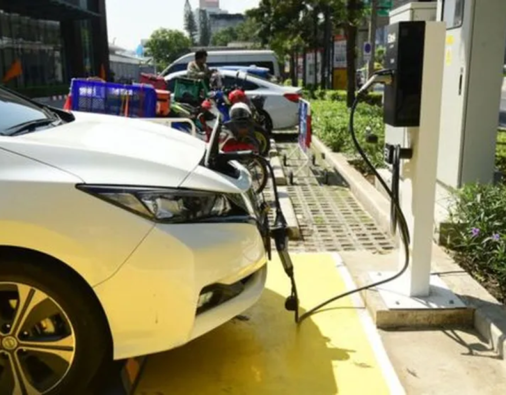 Carros elétricos em carregamento — Foto: GETTY IMAGES/BBC