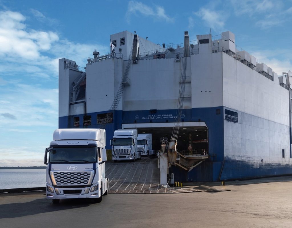 Caminhões de célula de combustível Hyundai XCIENT prontos para operar no complexo industrial da Hyundai na Geórgia, Estados Unidos. (Foto: Divulgação)