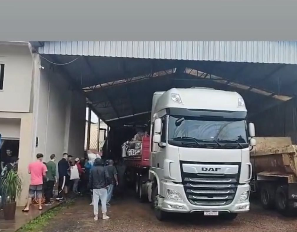 As doações arrecadadas pelo Pecege foram enviadas em uma carreta, juntamente com outras doações de Piracicaba